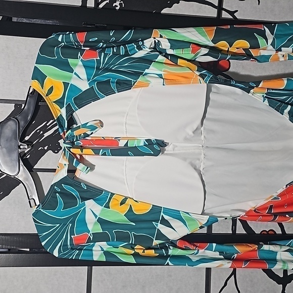 Vince Camuto Floral Long Sleeve Open Back Swimsuit Plus Size 14 NWT - Picture 4 of 8